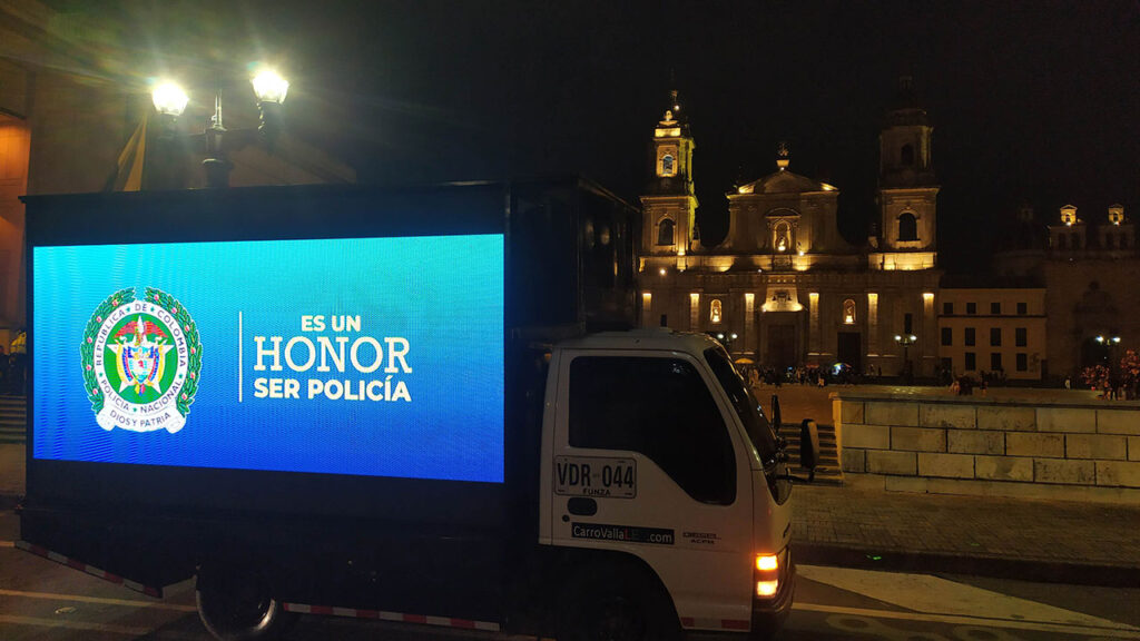 Carro valla pantalla led policía nacional plaza de Bolívar Bogotá