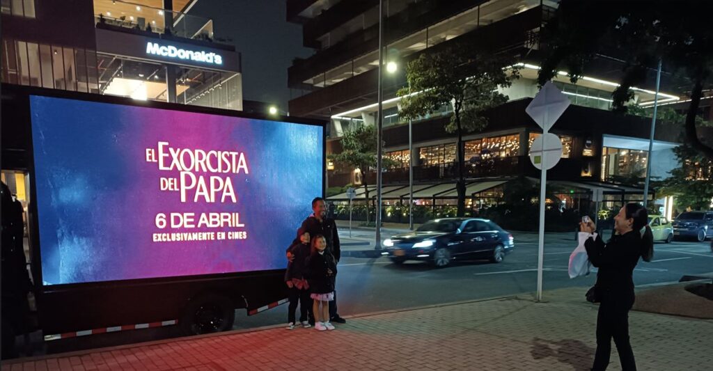 carro valla pantalla led el exorcista