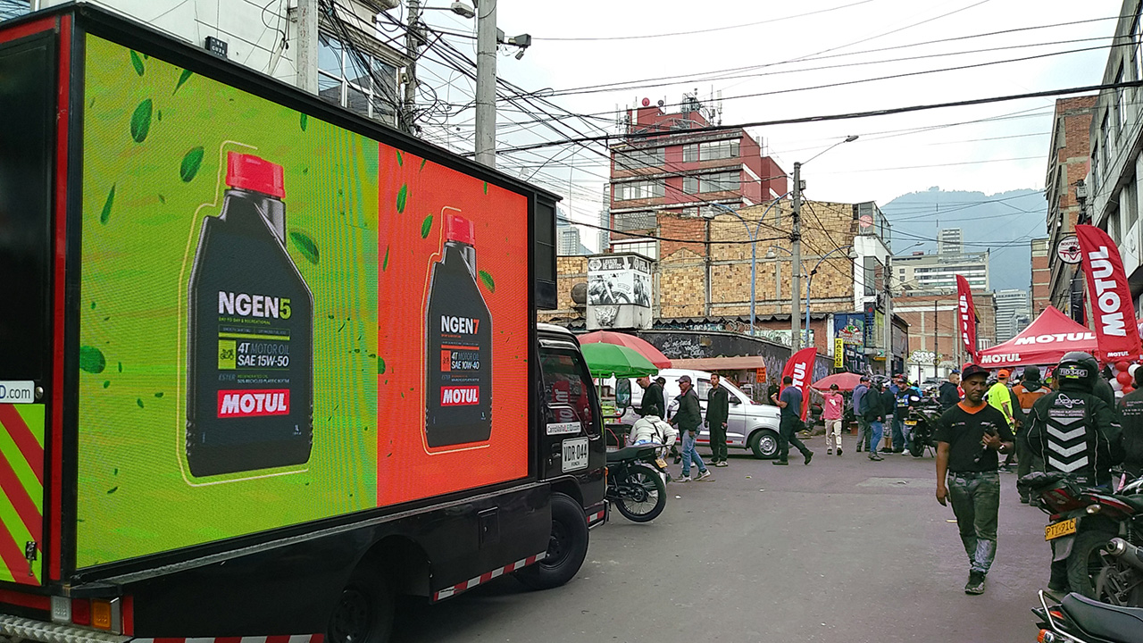 Carro valla pantalla led Street marketing motul